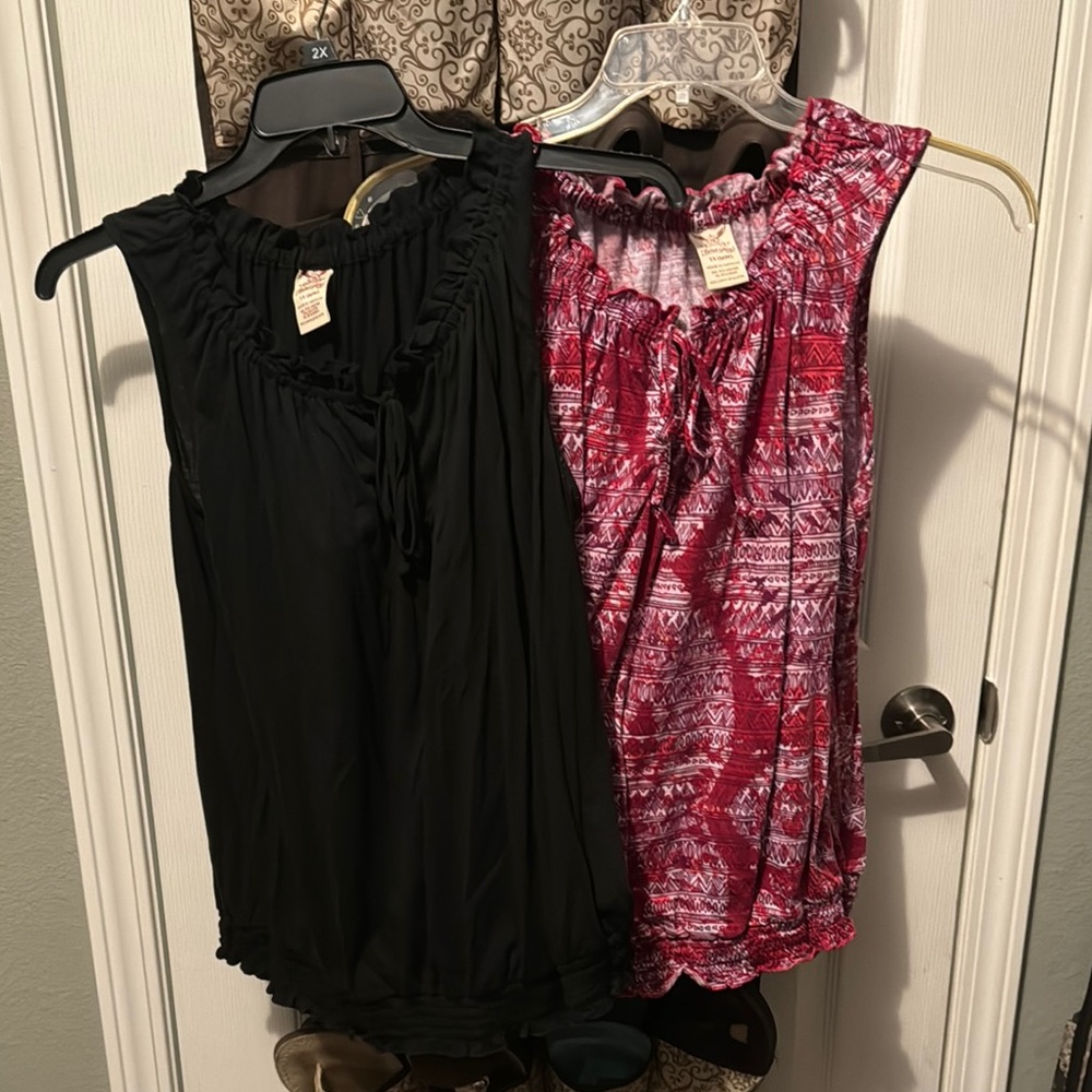 Women's Black and Red Sleeveless Tops